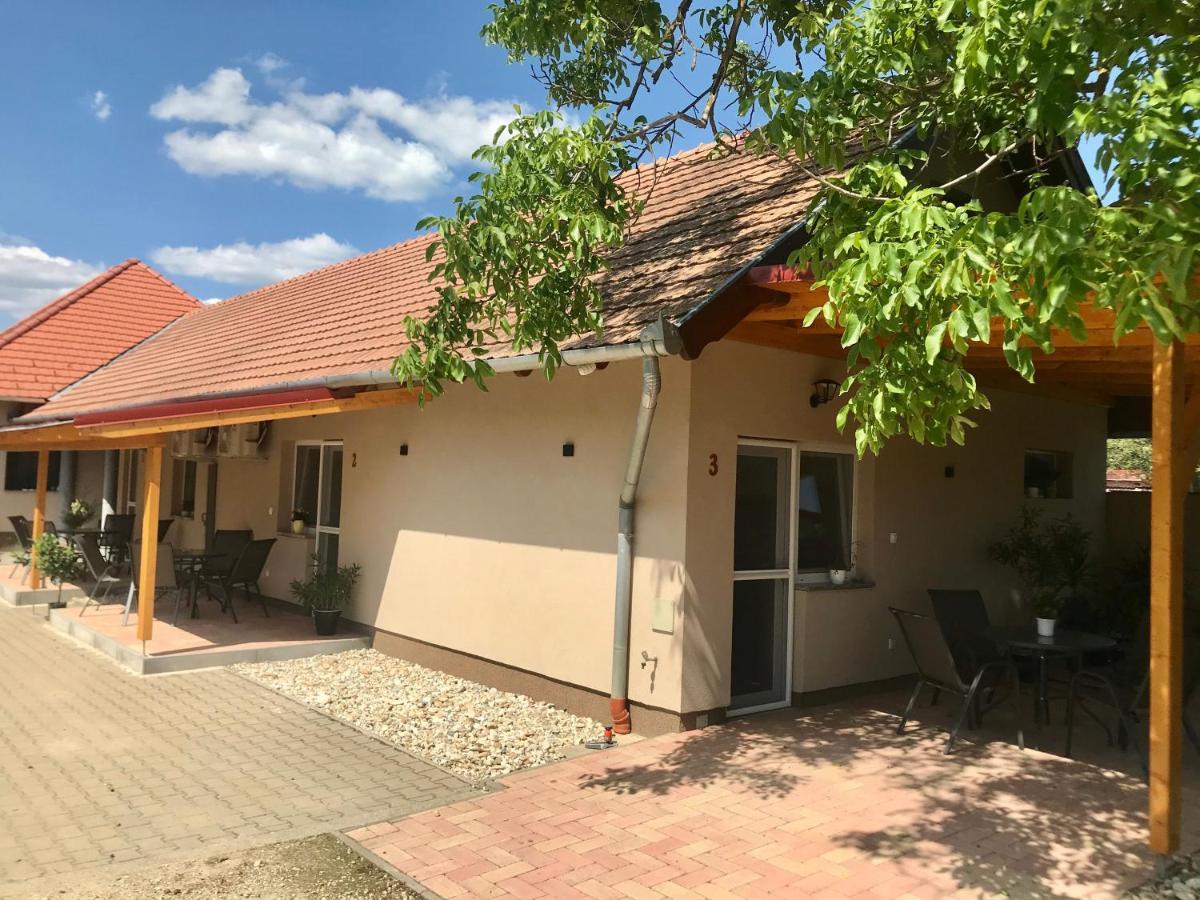 Lena Vendeghaz Hotel Balatonberény Buitenkant foto